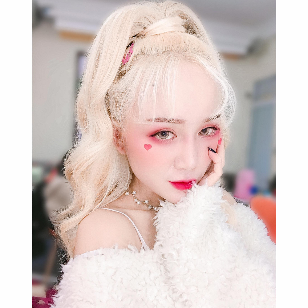 Với phong cách chụp hình đa dạng và gu thời trang tinh tế, cô nàng tiếp tục gây ấn tượng mạnh mẽ. (Ảnh: FBNV)