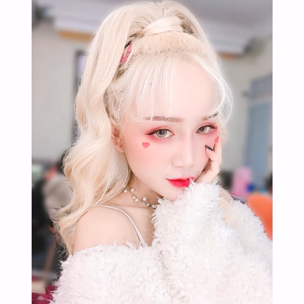 Với phong cách chụp hình đa dạng và gu thời trang tinh tế, cô nàng tiếp tục gây ấn tượng mạnh mẽ. (Ảnh: FBNV)