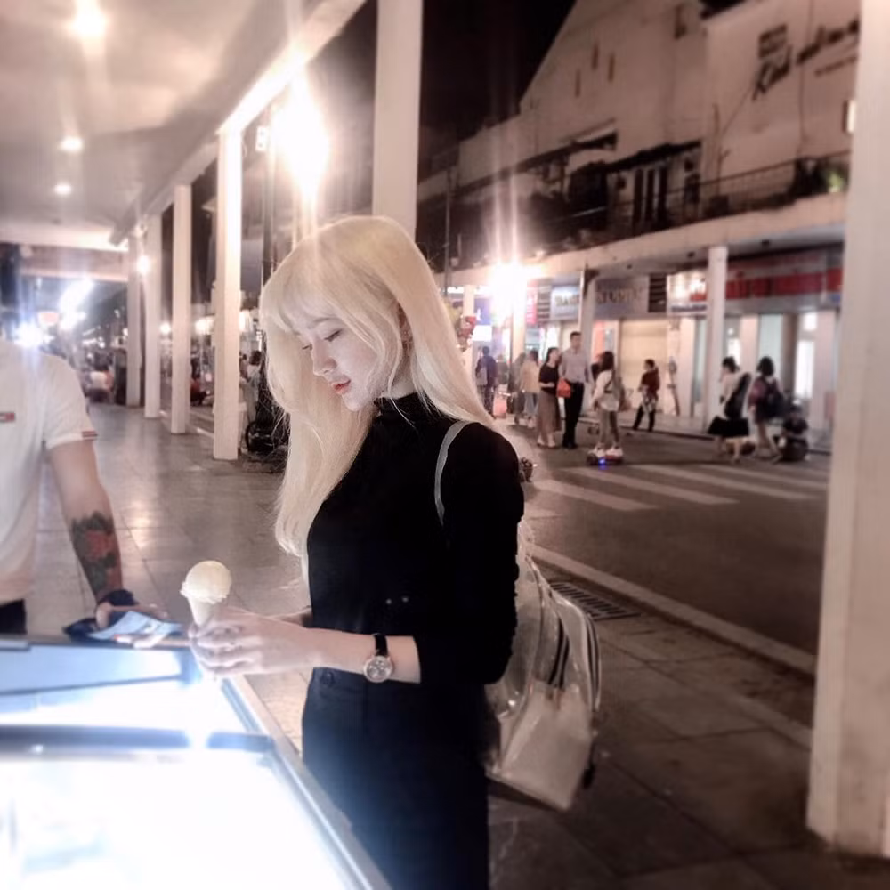 Thiên Thy từng là sinh viên Đại học Ngoại ngữ Đà Nẵng, cô chuyển hướng sang nghệ thuật, trở thành người mẫu ảnh, KOL, và streamer. (Ảnh: FBNV)