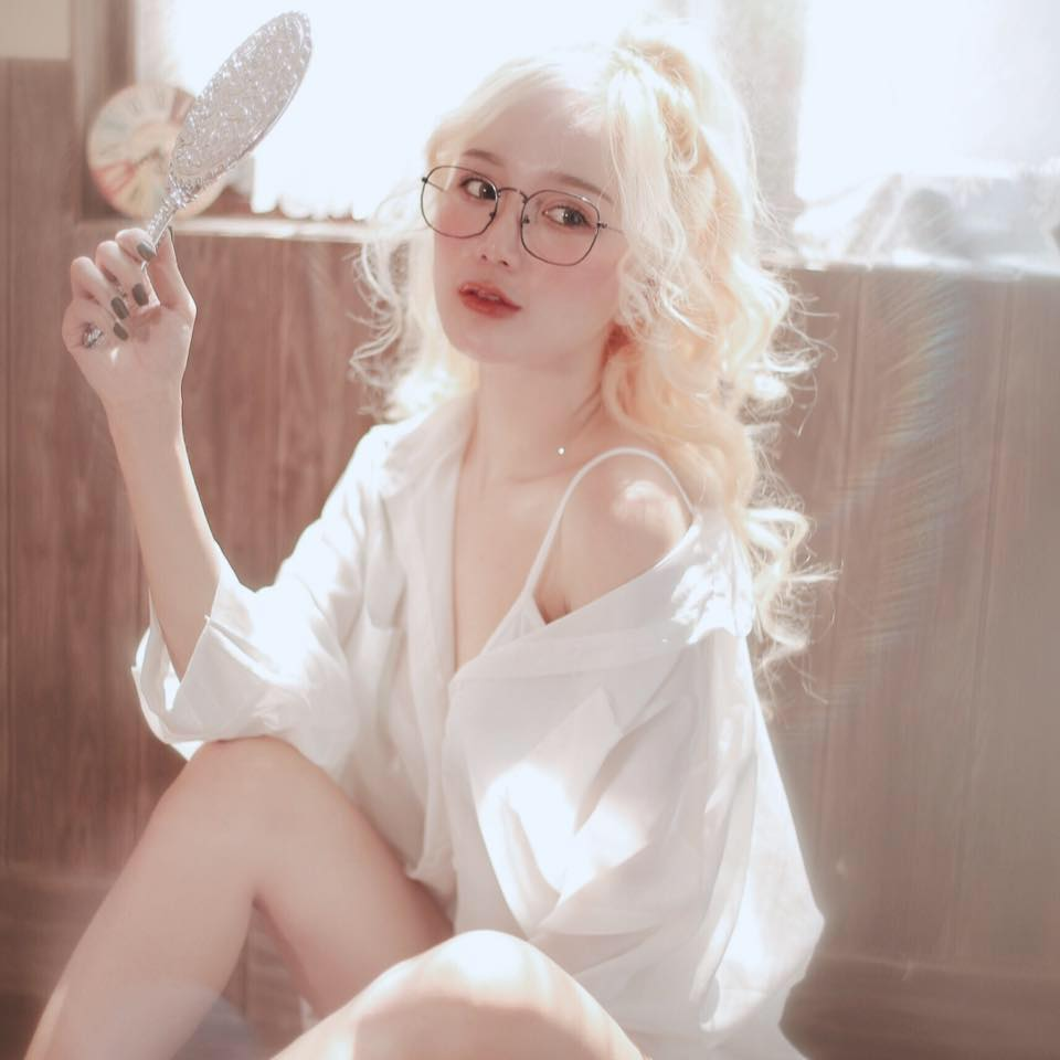 Với sự tự tin và khả năng giao tiếp tốt, Thiên Thy nhanh chóng thích nghi và thành công trong lĩnh vực livestream ca hát và game online. (Ảnh: FBNV)