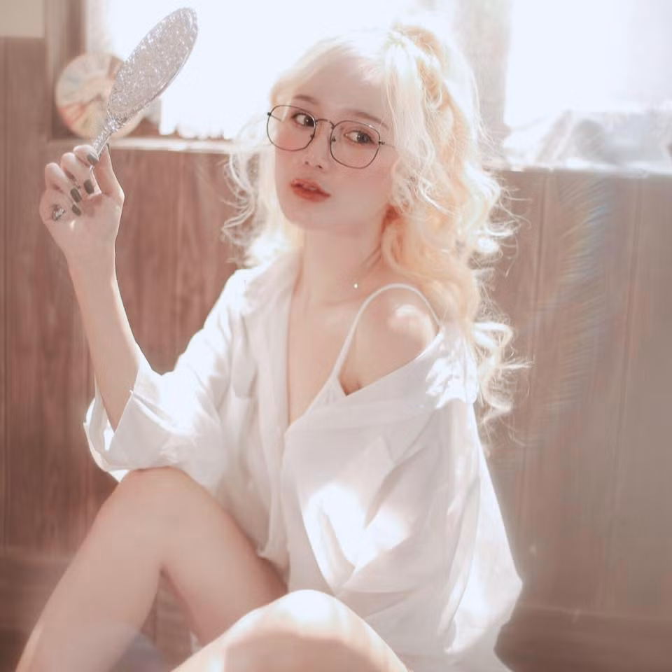 Với sự tự tin và khả năng giao tiếp tốt, Thiên Thy nhanh chóng thích nghi và thành công trong lĩnh vực livestream ca hát và game online. (Ảnh: FBNV)