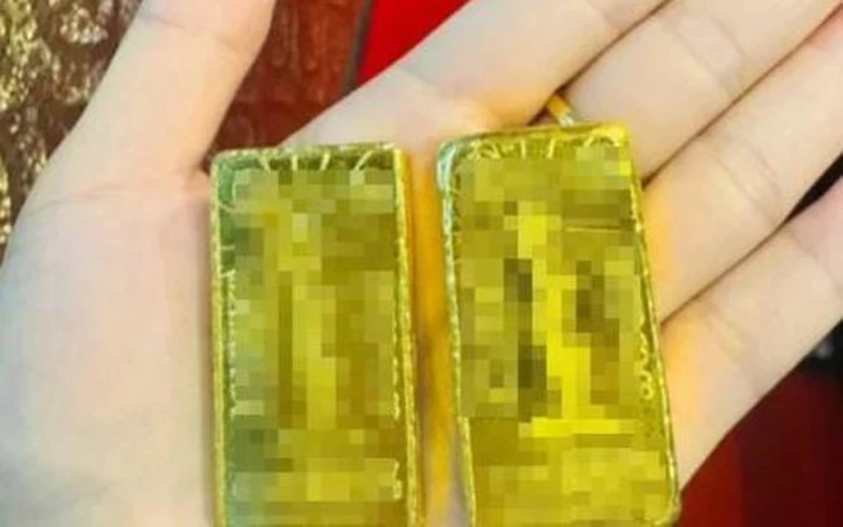 Khi được nung chảy tại tiệm vàng Namo Baan Chang Thong, thỏi vàng xuất hiện vân gỗ đặc biệt và vẫn giữ nguyên chất lượng ban đầu. (Ảnh: Người đưa tin)