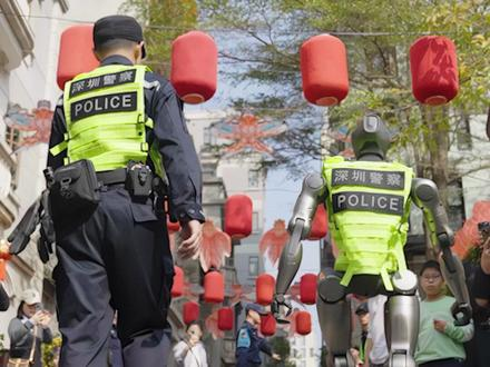 Tại các khu chợ, robot di chuyển linh hoạt, chọn hàng, thanh toán và hỗ trợ người mua sắm tiết kiệm thời gian.(Ảnh:Sohu)