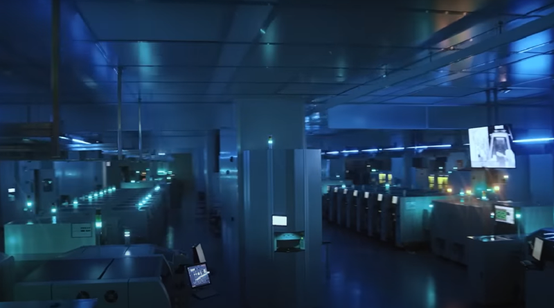 Nhà máy thông minh này hoạt động trong bóng tối, không cần ánh sáng vì không có công nhân, chỉ có robot và máy móc thực hiện mọi công đoạn.(Ảnh: metrology.news)