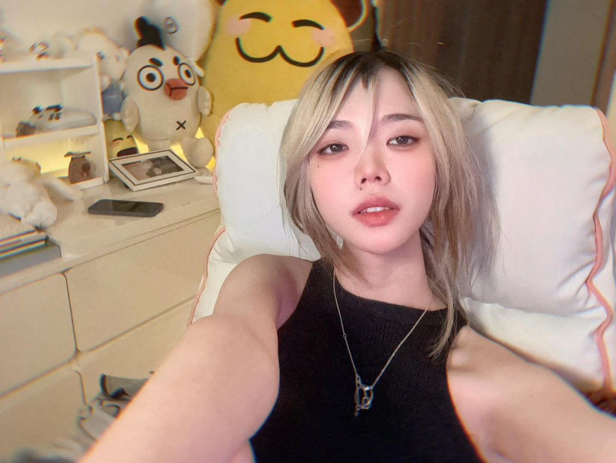 Ngoài ngoại hình nổi bật, Remind còn gây ấn tượng bởi cách xây dựng cộng đồng fan tích cực và gần gũi. Những động thái tương tác đơn giản nhưng khéo léo, như bài đăng "Ôm không", đã nhanh chóng nhận được sự phấn khích và phản hồi tích cực từ fan. (Ảnh:FBNV)