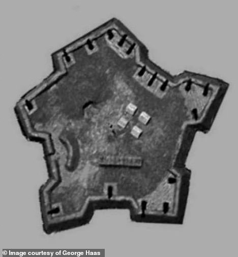 4. Cấu trúc hình sao tại vùng Nepenthes Mensae có năm cánh đối xứng, giống các pháo đài châu Âu thời Trung cổ. (Ảnh: George Haas/Daily Mail)