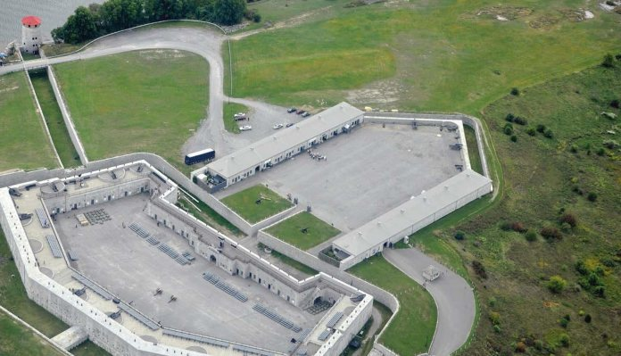 Haas liên tưởng cấu trúc này với Fort Henry (Mỹ), cho rằng nó là một dạng công trình phòng thủ nhân tạo. (Ảnh: Gun Mart)