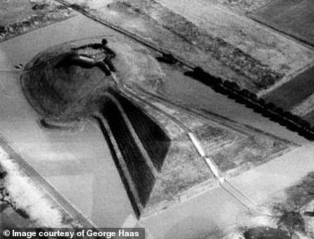 Nhà nghiên cứu George J. Haas cho rằng thiết kế đối xứng và tinh tế của cấu trúc này không thể là kết quả ngẫu nhiên của tự nhiên.(Ảnh: George Haas/Daily Mail)