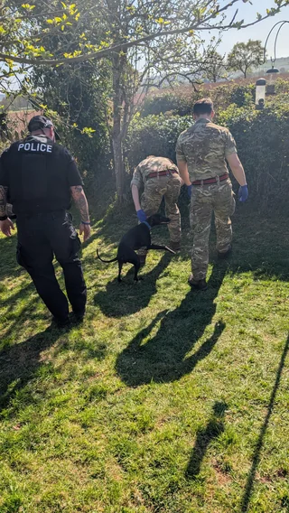 Họ cảnh báo anh không nên động vào vật thể lạ và lập tức liên hệ cảnh sát để đảm bảo an toàn. (Ảnh: Reddit)