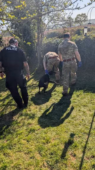 Họ cảnh báo anh không nên động vào vật thể lạ và lập tức liên hệ cảnh sát để đảm bảo an toàn. (Ảnh: Reddit)