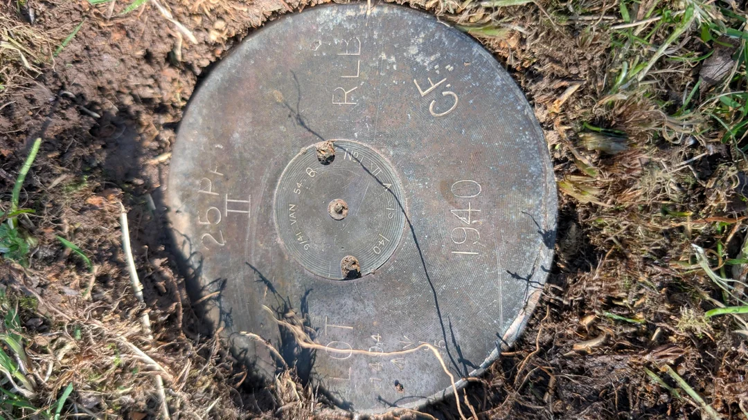 Một số người dùng nhanh chóng nhận ra đây là vỏ đạn pháo 25 pound từ Thế chiến II, có thể vẫn còn nguy hiểm. (Ảnh: Reddit)