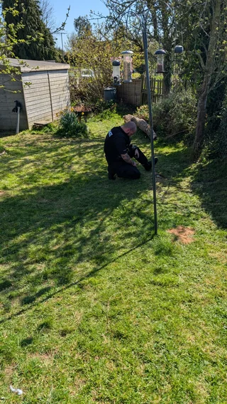 Sau khi cảnh sát đến kiểm tra, họ gọi đội xử lý bom mìn và phong tỏa toàn bộ con phố, thiết lập vòng an toàn 100m. (Ảnh: Reddit)