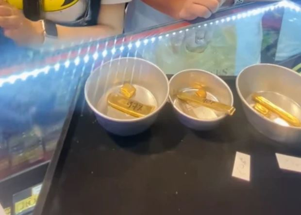 Người vợ chia sẻ, mẹ chồng là người cất giữ số vàng này và chưa từng đề cập đến trước khi mất. Cả gia đình đều không biết có số tài sản này.