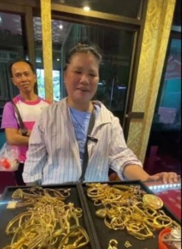 Vì không rõ giá trị thật, hai vợ chồng đã vượt hàng ngàn km từ Malaysia đến Thái Lan để kiểm định vàng tại tiệm kim hoàn nổi tiếng của ông Namo Banchangtong.