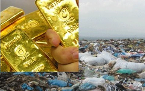 Sau hai giờ kiểm định, phát hiện một số món là vàng thật. Tổng số tiền người phụ nữ nhận được là 19.595 baht (hơn 14,6 triệu đồng), vượt xa mong đợi.