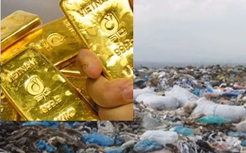 Sau hai giờ kiểm định, phát hiện một số món là vàng thật. Tổng số tiền người phụ nữ nhận được là 19.595 baht (hơn 14,6 triệu đồng), vượt xa mong đợi.