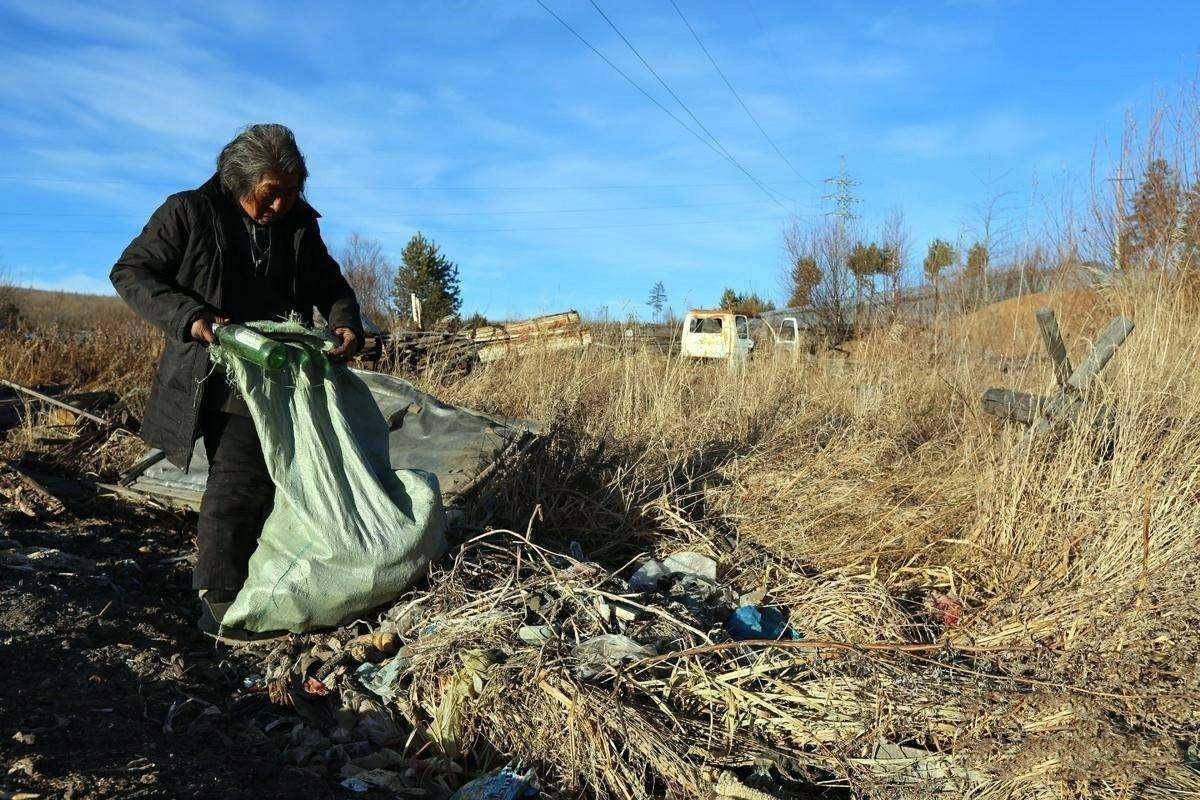 Cả hai câu chuyện đều khiến dân mạng chú ý vì những món tài sản tưởng chừng như bỏ đi, vô giá trị lại mang ý nghĩa vật chất và tinh thần rất lớn.