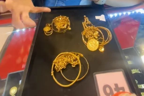 Gói đồ này chứa nhiều món vàng được bọc bằng giấy, nhưng vì bị xỉn màu, đen sạm nên họ nghi ngờ là vàng giả hoặc đã hỏng.