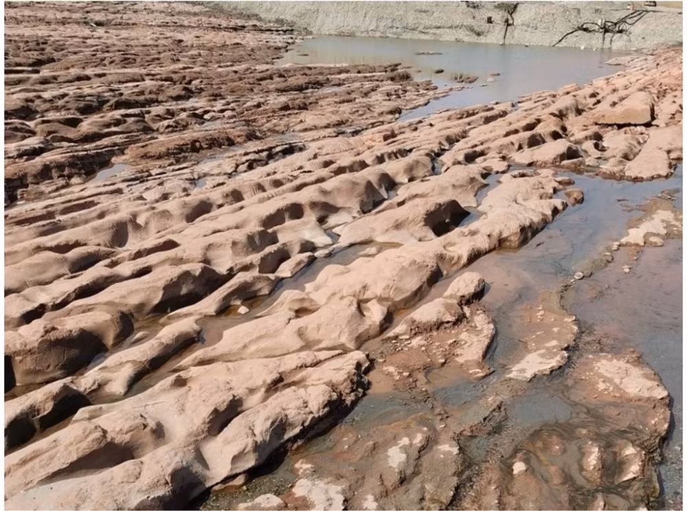 Radar vệ tinh còn phát hiện dấu tích của một hồ nước cổ đại khổng lồ, từng rộng tới 108.000 km² và sâu gần 250 mét. (Ảnh: Baidu)
