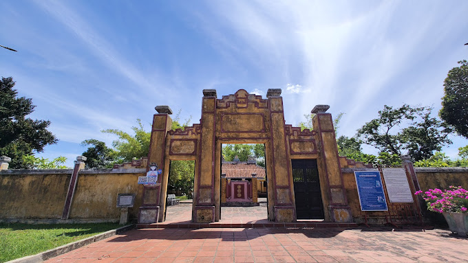 Trung tâm của địa đạo nằm ngay dưới đình làng Thạch Tân – nơi được ví là "trái tim của kháng chiến" – từng bị địch dùng 4 xe tăng kéo đổ nhưng vẫn trơ gan cùng tuế nguyệt.(Ảnh: iVIVU)