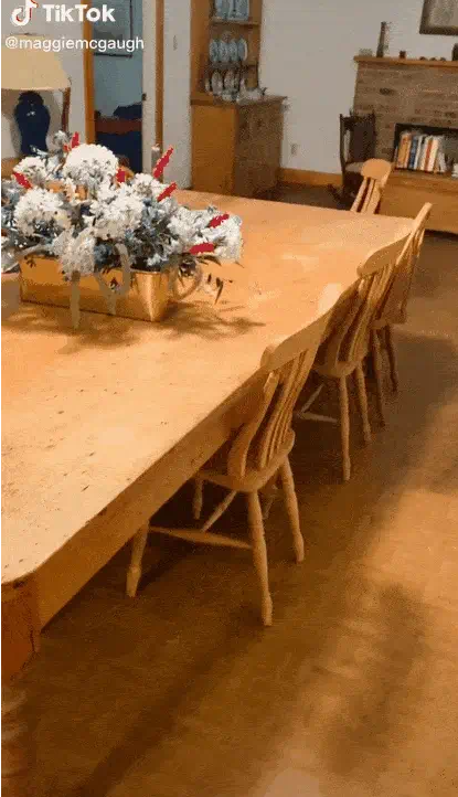 Ngôi nhà từng được chủ cũ hiến tặng cho một tổ chức phi lợi nhuận và từ đó bị bỏ trống, nhưng vẫn giữ nguyên toàn bộ nội thất và đồ gia dụng. (Ảnh TikTok @maggiemcoaugh)