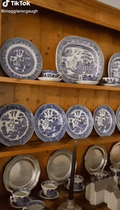 Khi dọn vào, cặp đôi bất ngờ vì dù bị bỏ hoang hai thập kỷ, căn nhà vẫn sạch sẽ, có điện, nước và đồ dùng còn sử dụng tốt. Ngôi nhà có 2 phòng ngủ, 2 phòng tắm và một nhà kho rộng, được bài trí theo phong cách cổ điển và đầy đủ tiện nghi. (Ảnh TikTok @maggiemcoaugh)