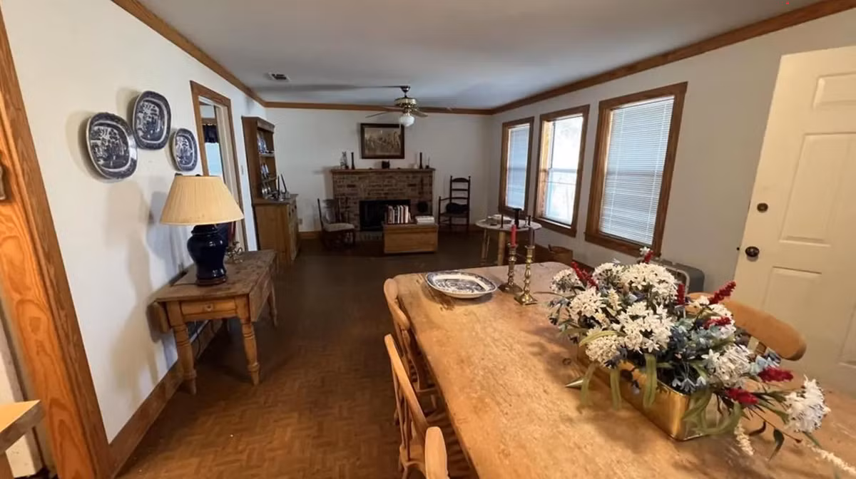 Sau khi dọn dẹp và cải tạo vào mùa thu năm 2022, vợ chồng Maggie quyết định cho thuê nhà trên Airbnb nhưng vẫn giữ nguyên phong cách ban đầu.(Ảnh TikTok @maggiemcoaugh)