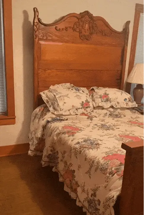 Ngoài ra, trong bếp còn có nhiều đồ sứ, tranh vẽ và đồ sưu tầm quý giá được bảo quản gần như hoàn hảo. (Ảnh TikTok @maggiemcoaugh)