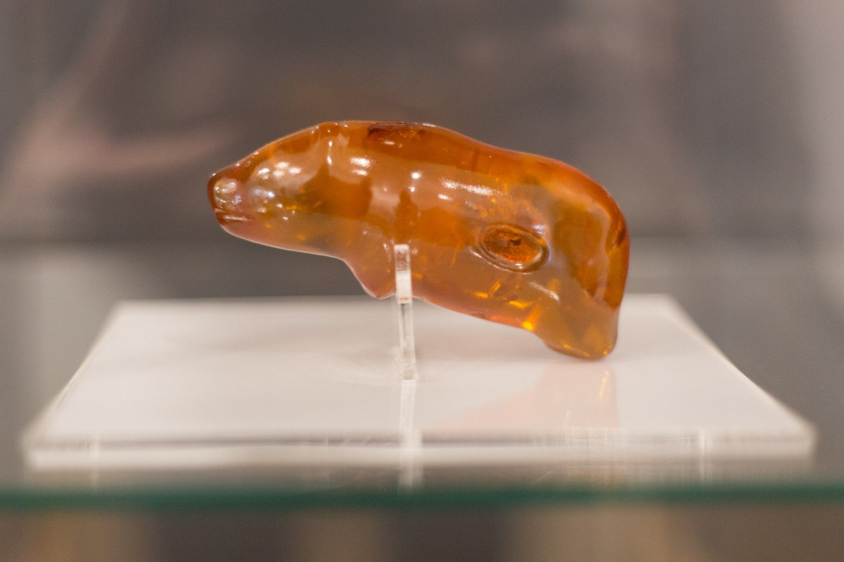 Bức tượng có lỗ xuyên qua thân, có thể dùng để luồn dây đeo như mặt dây chuyền.(Ảnh: gp24.pl)