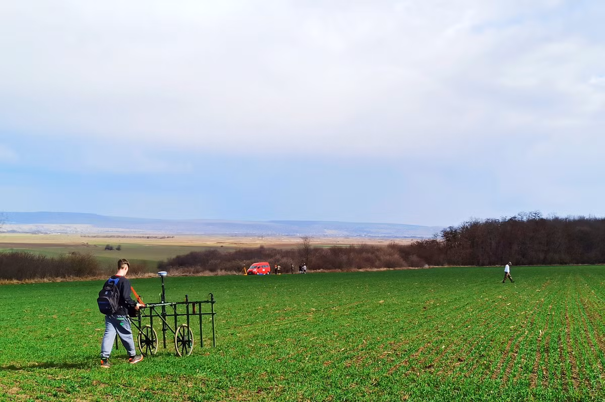 Ngoài ra, công nghệ này còn được sử dụng để khảo sát các di tích khác, như Thành Neamț từ thế kỷ 14, và phát hiện các con mương dài hàng trăm mét, cho thấy sự phát triển liên tục của nền văn minh cổ đại qua các thời kỳ từ đồ đá mới đến đồ đồng. Đây được xem là một trong những khám phá khảo cổ quan trọng nhất tại Romania. (Ảnh: Arkeonews)
