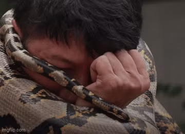 Chuyên gia Thái Lan, Phinyo Pukphinyo, đã chia sẻ cách ứng phó khi bị trăn tấn công: bảo vệ cổ để tránh ngạt, giữ bình tĩnh và phát tín hiệu cầu cứu.