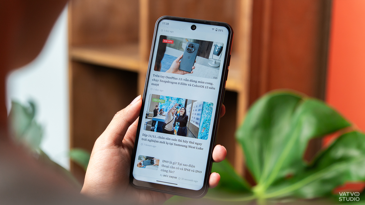 Điện thoại được trang bị vi xử lý Unisoc Tiger T606, RAM 4GB và bộ nhớ trong 64GB, đủ để đáp ứng các nhu cầu cơ bản như lướt web, xem video và sử dụng mạng xã hội. (Ảnh: Vật vờ Studio)