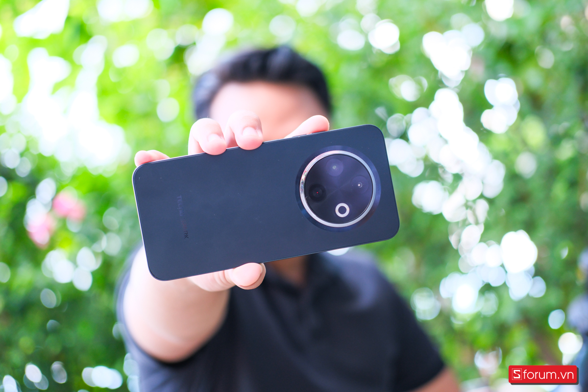 Điện thoại còn có khả năng kháng nước và bụi chuẩn IP54, cùng tính năng NFC tiện lợi. (Ảnh: CellphoneS)