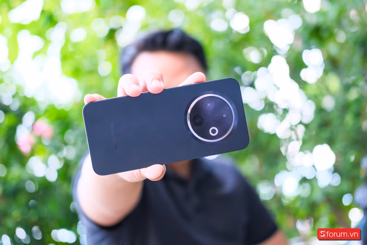 Điện thoại còn có khả năng kháng nước và bụi chuẩn IP54, cùng tính năng NFC tiện lợi. (Ảnh: CellphoneS)