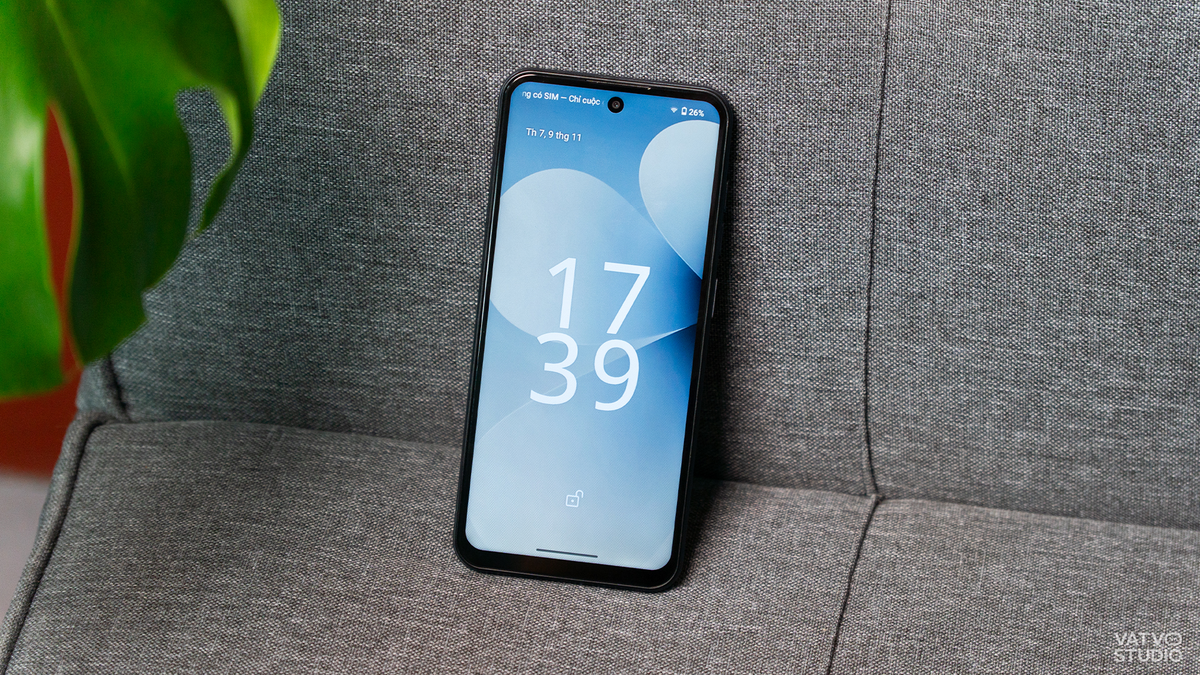 Camera kép phía sau (13MP + 0.08MP) và camera trước 8MP hỗ trợ chụp ảnh rõ nét. Viên pin 4.900 mAh đảm bảo thời gian sử dụng cả ngày. (Ảnh: Vật vờ Studio)