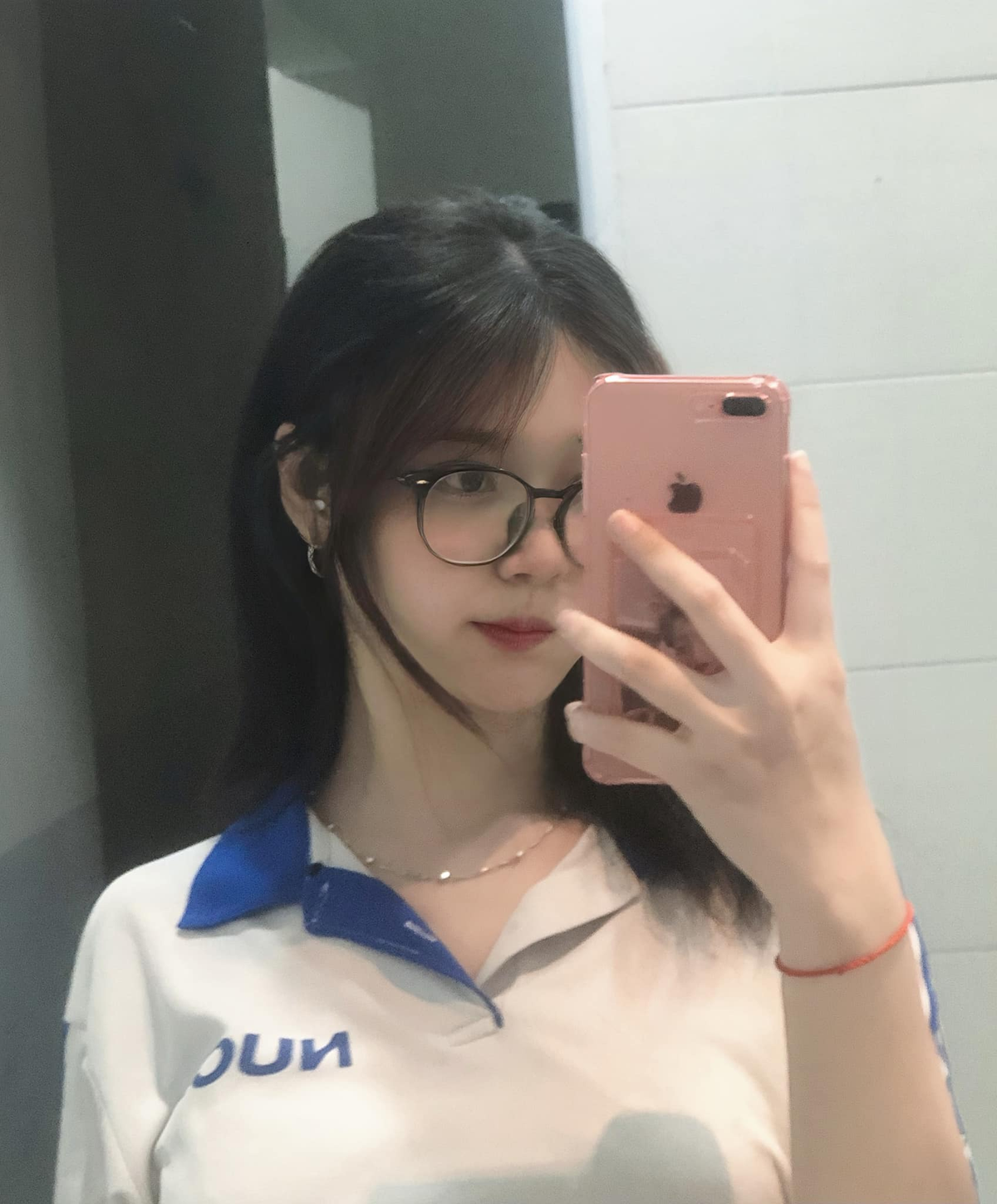 Mới đây, cô nàng gây sốt khi tung bộ ảnh đời thường với phong cách nhẹ nhàng, tự nhiên. (Ảnh: FBNV)