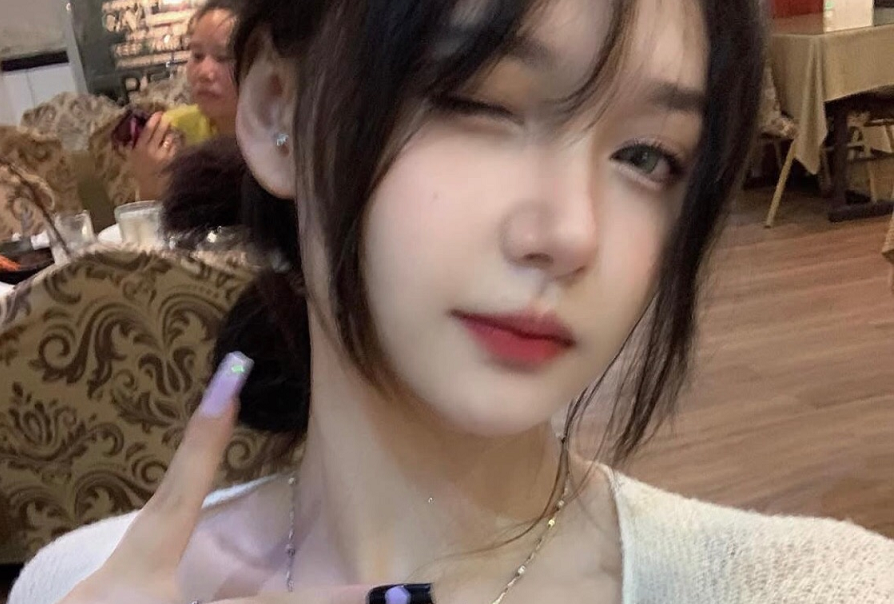 Đôi mắt sáng, làn da mịn và nụ cười tỏa nắng của cô khiến fan không ngừng xuýt xoa. (Ảnh: FBNV)