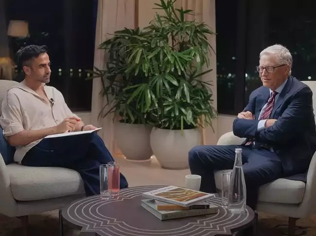  Bill Gates dự đoán trong 20 năm tới, AI và robot sẽ thay thế cả lao động trí óc lẫn chân tay. (Ảnh: Economic Times)