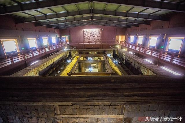 Trong mộ, các nhà khảo cổ tìm thấy hàng loạt cổ vật quý hiếm như ngọc bích, đồng, sơn mài, đồ gốm, tượng người hầu bằng gỗ, nhiều món còn nguyên vẹn.(Ảnh:Kknews.cc)