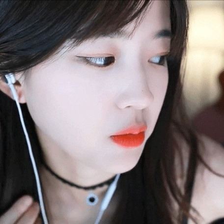 Tuy nhiên, việc theo đuổi phong cách gợi cảm cũng khiến MoonWol đối mặt với nhiều tranh cãi.