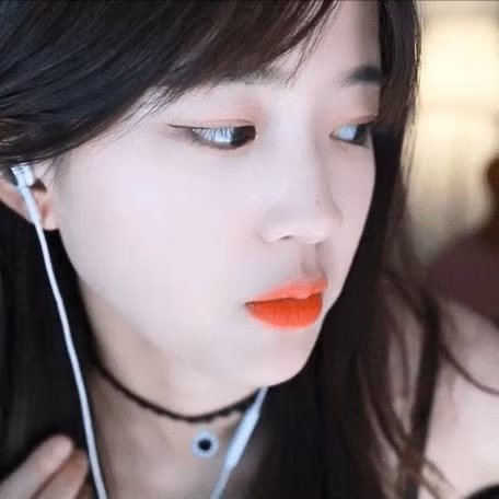 Tuy nhiên, việc theo đuổi phong cách gợi cảm cũng khiến MoonWol đối mặt với nhiều tranh cãi.