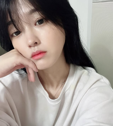 Trong một buổi livestream, cô đã gây chú ý khi kéo trễ vai áo và lau mồ hôi ở vùng ngực, dẫn đến làn sóng donate từ người xem.