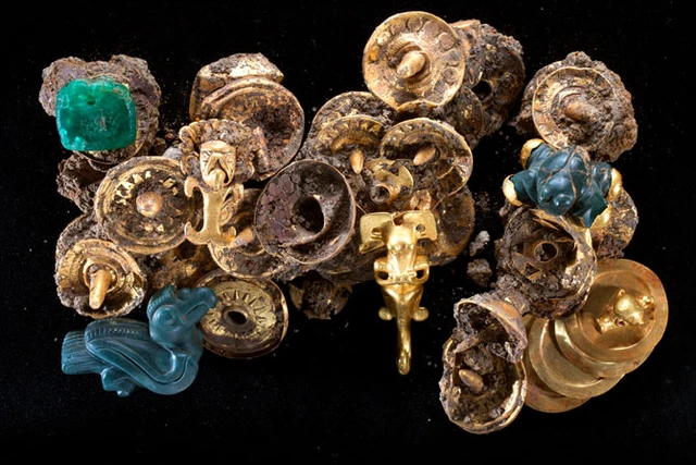 Gần các thi thể còn phát hiện một bình đầy xương cá nóc – loài cá cực độc – cùng các mảnh đĩa gốm úp xuống xác chết với mặt trang trí ở dưới. (Ảnh: Nat Geo)