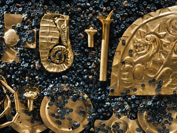 Tù trưởng được chôn trong tư thế úp mặt, nằm trên một bệ làm từ 25 thi thể được xếp chặt, nghi là tù binh hoặc nô lệ bị hiến tế. (Ảnh: Nat Geo)