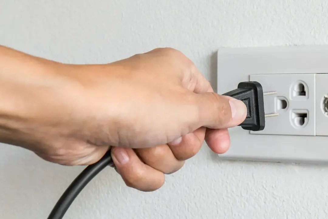 Để giảm tiêu thụ điện, nên rút phích cắm khi không sử dụng hoặc dùng ổ cắm thông minh điều khiển từ xa.