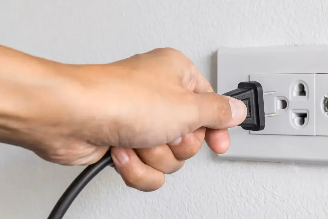 Để giảm tiêu thụ điện, nên rút phích cắm khi không sử dụng hoặc dùng ổ cắm thông minh điều khiển từ xa.