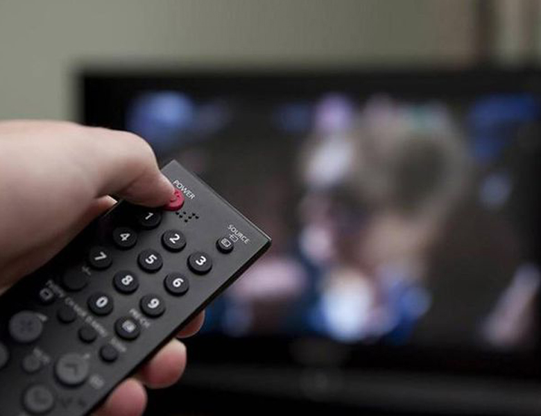 Chuyển các thiết bị như tivi, máy tính sang chế độ tiết kiệm điện cũng giúp giảm chi phí.