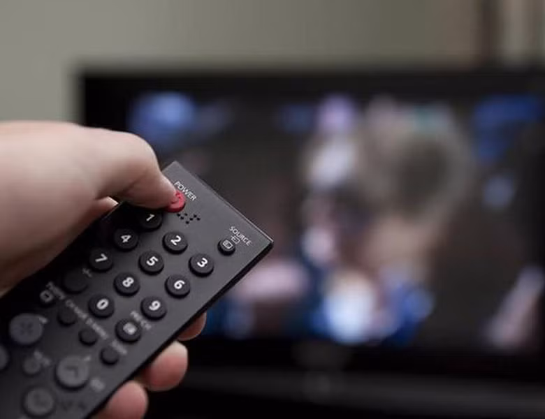 Chuyển các thiết bị như tivi, máy tính sang chế độ tiết kiệm điện cũng giúp giảm chi phí.