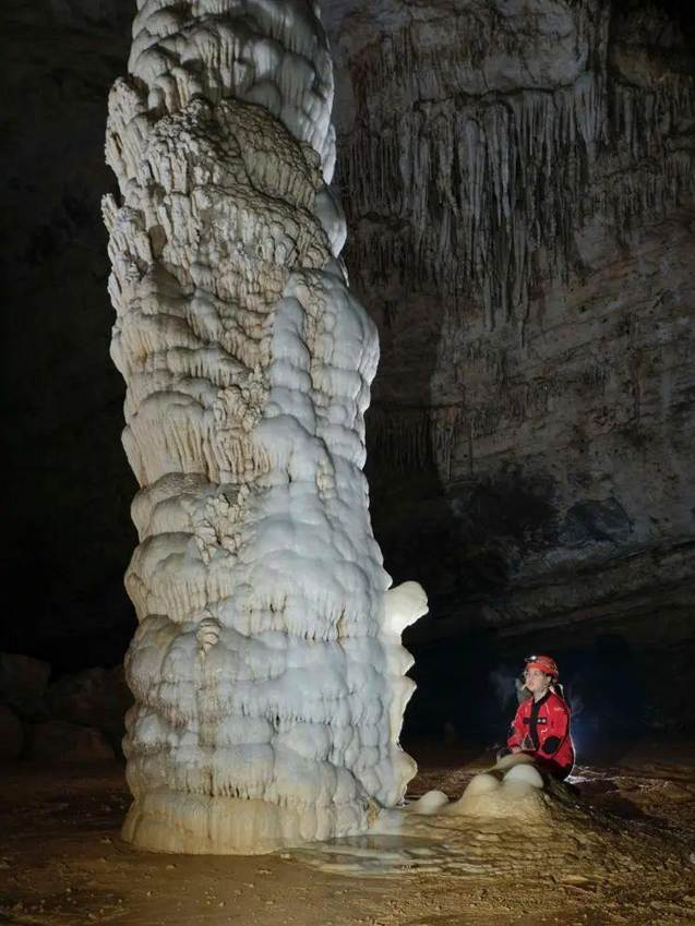 Nguồn nước ngầm chảy qua lớp đá vôi trong suốt hàng trăm mét chính là yếu tố then chốt tạo nên chất lượng trầm tích độc đáo này. (Ảnh: jfdaily)