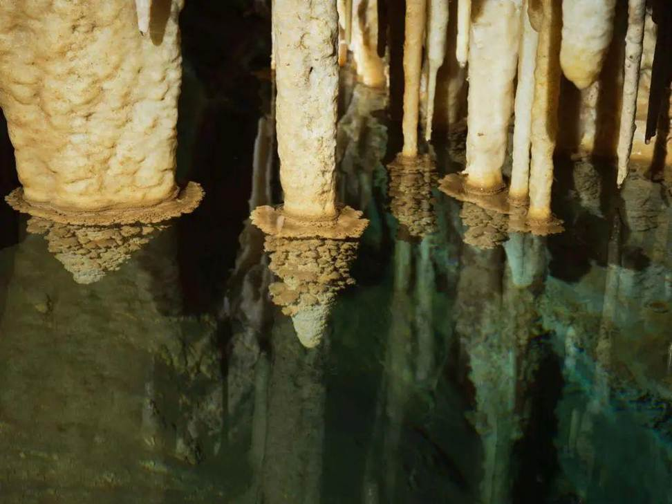Một điểm nhấn khác khiến giới khoa học sửng sốt chính là “sảnh động” rộng hàng vạn mét vuông với hàng ngàn cột thạch nhũ trắng tinh như tuyết. (Ảnh: jfdaily)